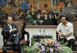 한화그룹 김승연 회장(사진 왼쪽)이 6월 21일(화) 오후, 베트남 하노이 정부청사에서 호앙 쭝 하이(Hoang Trung Hai) 베트남 경제부총리(사진 오른쪽)를 만나, 생명보
