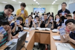 경기도 안성시 소재 우리은행 연수원에서 진행된 ‘우리은행 금융아카데미’에 참가한 대학생들이 팀별 과제 토론에 앞서 자기 소개를 하고 있다.