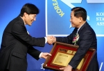 신한은행 서진원 은행장(우측)이 한국표준협회 김창룡 회장(좌측)으로 부터 '2011 한국서비스대상’에서 8년 연속 수상 및 최고의 영예인 명예의 전당 헌정패를 전달 받고 
