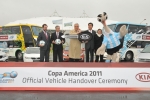 기아차와 ‘코파 아메리카 2011(Copa America 2011)’ 대회 조직위원회 관계자들이 대회 공식차량 전달식 후 기념사진을 촬영하고 있는 모습.
사진 왼쪽부터 토마스 갈
