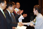 신한은행 서진원 은행장(좌측 두번째)이 `2011 대한민국 녹색경영대상' 시상식에서 유영숙 환경부장관(우측)으로 부터 전문대상(국무총리 표창)을 수상 하고 있는 모습.