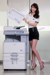 삼성전자 모델이 서초동 삼성전자 사무실에서 신제품 A3 모노레이저 복합기 'MultiXpress 8025ND'를 선보이는 모습.