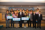 제 1회 창조관광사업 아이디어 시상식 기념사진 (앞줄 왼쪽에서 4번째 한국관광공사 이참 사장, 6번째 문화체육관광부 관광정책과 노일식 과장, 7번째 사단법인 벤처기업협회 김인배 부