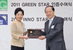 지난 2일 강남구 논현동 파티오나인에서 열린 한국능률협회인증원(KMAR) 그린스타 인증수여식에서 아시아나항공 한현미(왼쪽) 환경•고객담당 상무가 한국능률협회인증원 박기호 부회장과 