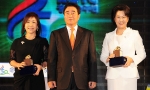 김경희 건국대 이사장(왼쪽)이 ROTC창설50주년 기념식에서 이동형 ROTC중앙회 회장(가운데) 한영실 숙명여대 총장(오른쪽)과 명예회원 위촉 기념촬영을 하고 있다.