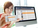 모델이 케이블 없이 WiFi를 통해 아이폰과 안드로이폰을 연결하는 ’심플싱크’ 서비스를 시연하고 있다.