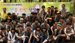 남상건 LG상록재단 부사장(맨 뒷줄 오른쪽)과 홍순길 성북교육지원청 교육장(맨 뒷줄 왼쪽)이 학생들과 기념촬영하고 있는 모습