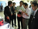 지난해 8월 일본 오카자키에서 열린 ‘Mobis Tech Fair’에서 현대모비스 동경지사 아오야마 차장(맨 왼쪽)이 미쯔비시 아까시 구매 副부문장(왼쪽에서 네 번째)에게 LED헤
