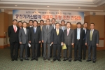 KERI 유태환 원장 (앞줄 오른쪽에서 4번째)를 비롯한 중전기기 산업 대표자 초청 간담회 참석자들이 간담회 후 기념사진을 찍고 있다.