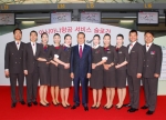 9일 인천국제공항 3층 아시아나 카운터 앞에서 열린 <아시아나항공 서비스 슬로건 선포식>에서 아시아나항공 윤영두 사장(사진 중앙)이 新 유니폼을 착용한 아시아나항공 공항