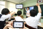 9일 대구고등학교에서 열린 교과 교실제 공개보고회에서 교사와 학생들이 삼성전자 갤럭시탭을 이용해 수업을 진행했다.