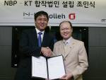 KT와 NHN은 지역광고사업을 담당하는 합작사 설립에 합의하고 14일 서초동에 위치한 올레캠퍼스에서 KT 김일영 코퍼레이터센터장(오른쪽)과 NBP 최휘영 대표이사(왼쪽)가 합작사 