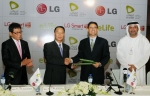 김기완 LG전자 중아지역대표(왼쪽 두번째)와 메튜 찰스 윌셔 에티살랏 최고마케팅책임자(왼쪽 세번째)가  14일(현지 시간) 아랍에미리트(UAE) 두바이 소재 에티살랏 오디토리움에서