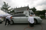 한국타이어가 고속도로 휴게소에서 타이어 공기압 등 고객 차량을 점검하고 있다.