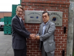 김창권 조명재활용협회장(사진 오른쪽)과 크라스 라이덴(claes ryden) MRT社 사장이 조명제품 재활용 연구센터 현판식 후 기념촬영을 하고 있다.