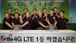 LG유플러스가 4G LTE 상용 전파를 쏘아 올리며 국내 통신사업자 최초로 본격적인 4G LTE 시대 개막을 알렸다.사진은 LG유플러스 네트워크 센터에서 이상철 부회장(왼쪽에서 세