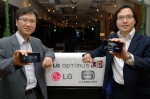 (Left) Yong-seok Jang, Vice President of Business Strategy at LG Electronics’ Mobile Communications 