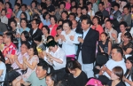 정준양 포스코 회장과 백희영 여성가족부 장관(서있는 두명 왼쪽부터)이 음악회 시작부분에 사회자의 소개에 따라 일어나 관중들에게 인사를 하고 있다.