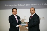 엘지 에릭슨 엔터프라이즈 사업부 국내영업 총괄 이승도 상무(사진 좌측)가 프로스트 앤 설리번이 뽑은 “올해의 엔터프라이즈 통신 기업상”을 수상하고 있다.