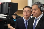 무스타파 모하메드 말레이시아 국제통상부 장관(오른쪽)이 롯데홈쇼핑 신 헌 대표(왼쪽)의 설명을 들으며 방송 카메라를 직접 다뤄보고 있다.