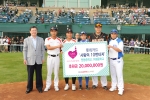 롯데카드(대표이사 박상훈)는 23일 유소년 야구를 후원하는 '사랑의 10번 타자' 사회공헌 캠페인으로 경남 원동중학교와 전북 이평중학교 야구부 학생들을 프로야구 