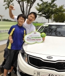 기아차는 23일(토) ‘K5 하이브리드’의 우수한 연비를 널리 알리기 위해 ‘K5 하이브리드 에코 드라이버 선발대회’를 개최했다. 이번 대회에서는 김의중 씨(43세)가 최고 연비인