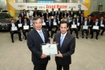 한국지엠은 26일, 영업실적과, 서비스, 고객만족도 평가에서 우수한 성적을 얻은 '2011 GM 그랜드 마스터' 23명을 부평본사로 초청해 시상식을 열었다. 한국