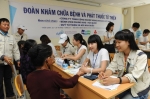 7월 25일부터 29일까지 베트남 두산비나 반뚱 사원아파트 내 교육장에서 열리고 있는 ‘2011년 하기 중앙대의료원 의료봉사’를 찾은 꽝응아이성 주민들이 의료진으로부터 진료를 받고