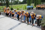 WDRO단원들이 봉사활동에 앞서 필리핀 국립묘지를 찾아 헌화하고 있다.