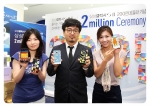 7월 31일 삼성동 코엑스 갤럭시존에서 진행된 갤럭시SⅡ 200만대 돌파 축하 행사에서 이동기 화가가 자신이 디자인한 갤럭시SⅡ용 스페셜 에디션 배터리 커버를 소개했다.
