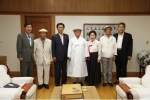 김범일 대구시장, 생존애국지사 한복 전달