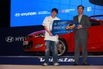 ‘2011 현대자동차컵 FIFA 온라인 2 챔피언십’  최종 결승리그 우승자 한국 대표 전서현 씨와 현대차 국내마케팅 실장 김성환 상무가 벨로스터와 함께 기념촬영을 하고 있는 모습
