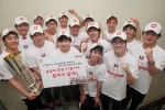 KT는 프로게임단인 KT 롤스터 우승을 기념하여 성원해준 팬들의 성원에 보답하고자 '불굴의 투혼, KT 롤스터, 뭉쳐서 올레!' 이벤트를 24일부터 시작한다.