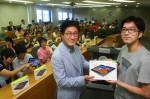 26일 성균관대학교는 소프트웨어학과와 컴퓨터공학과 학생들에게 삼성전자 갤럭시탭 10.1을 전달하는 수여식을 가졌다.(사진 왼쪽은 컴퓨터공학과 이은석 교수)