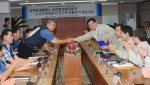 현대차 노사는 29일 울산공장 아반떼룸에서 김억조 사장과 이경훈 지부장 등이 참석한 가운데 올 임단협을 최종 마무리하는 조인식을 가졌다. 
 
사진은 김억조 사장(사진 오른쪽)