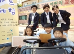 24일(토) 서울 서초구 양재동에 위치한 어린이교통공원에서 열린 경인지역 ‘세잎클로버 찾기 캠프’에서 행사 참가 어린이들과 관계자들이 소원증서 전달식 후 기념촬영을 하고 있는 모습