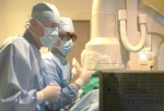 혈관조형장비를 이용해 정계정맥류 색전술을 시술하는 장면