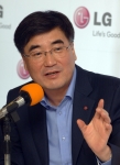 권희원 HE사업본부장이 IFA 2011이 열리고 있는 독일 베를린에서 기자간담회를 갖고, 사업전략과 목표를 설명하고 있다.