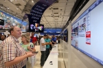 독일 베를린에서 열리고 있는 IFA 2011의 삼성전자 전시장에서 관람객들이 삼성 스마트 TV를 통해 다양한 콘텐츠들을 체험하고 있다.