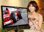 LG전자가 트윈타워 사옥에서 2D 영상을 3D 입체화면으로 손쉽게 변환할 수 있는 27인치 '시네마 3D TV'를 공개하고 있다. LG전자는 이 제품으로 20인치