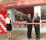 LG전자북미지역대표 겸 미국 법인장 박석원 부사장(왼쪽)과 코인맥社 CEO 로버트 도일(Robert M. Doyle)이 LG전자 상업용 세탁기가 설치된 코인맥社의 신개념 세탁방 &