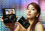삼성전자는 180도 회전하는 대형 터치 LCD 스크린으로 다양한 환경에서 사진 촬영이 가능한 콤팩트 카메라 신제품
'미러팝'을 출시했다. 사진은 삼성전자 모델이
