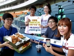 인천 문학구장을 방문한 한 고객이 「NFC & JOY」 서비스를 이용해 관람석에서 간식을 주문했다.