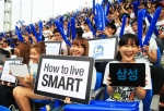 17일 프로야구 삼성-넥센 전이 열린 목동구장에서 '탭 서포터즈'들이 삼성전자 갤럭시탭 10.1을 활용해 이색적인 응원전을 펼치는 모습.