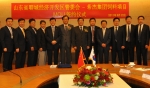 CJ제일제당 김철하 대표이사(왼쪽에서 6번째)와 중국 요성시 짱쉔위 부시장(오른쪽에서 6번째)이 요성 사료공장 투자를 위한 MOU 체결 후 관계자들과 함께 기념촬영을 하고 있다.