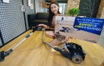 LG전자가 세계 최초로 스스로 사용자를 따라 다니는 오토무빙 먼지압축 청소기를 선보였다. 사진은 27일 여의도 LG트윈타워에서 로봇청소기에 적용한 최첨단 기술을 탑재해 청소기 본체