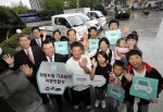 기프트카 주인공 5세대와 어린이재단 이만복 부회장(첫째줄 왼쪽 첫번째), 현대차 박광식 상무(첫째줄 왼쪽 두번째)를 비롯한 행사 관계자들이 함께 기념사진 촬영을 하고 있는 모습.