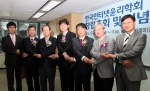 29일 KISA아카데미에서 개최된 인터넷 윤리 분야에 관한 전문 학술모임인「한국인터넷윤리학회」창립총회에서 창립 위원들이 인터넷윤리 발전을 위한 결의를 다지고 있다. 좌측부터 최현종