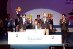 2011 제 8회 국제장애인기능올림픽대회 폐회식에서 기계제도 CAD종목의 시상식에서 선수들이 메달을 받고 기뻐하고 있다.