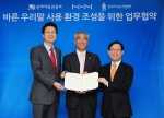 4일 오전 서울시 종로구 창경궁로 문화부 청사에서 바른 우리말 사용 환경 조성을 위한 업무협약 체결식이 열렸다. 이날 참석한 최광식 문화체육관광부 장관(가운데)과 김상헌 NHN대표